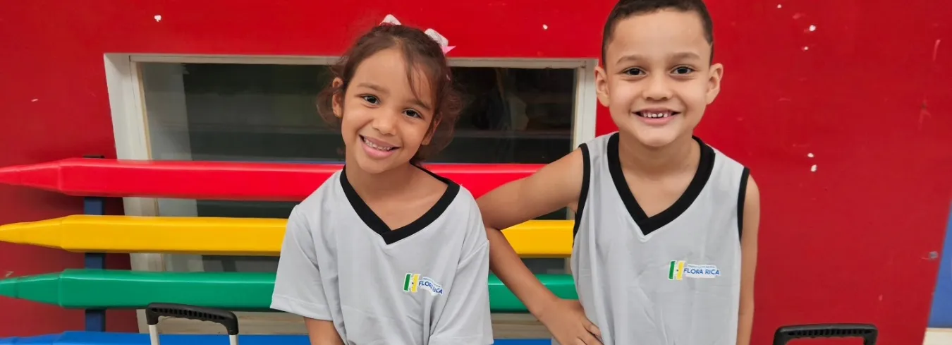 Entrega de novos uniformes escolares para alunos da rede municipal