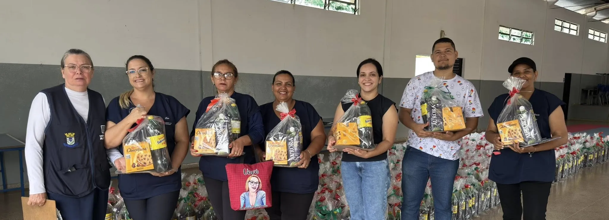 Mais de 600 kits natalinos são entregues às famílias do município