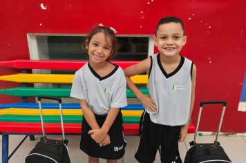 Entrega de novos uniformes escolares para alunos da rede municipal