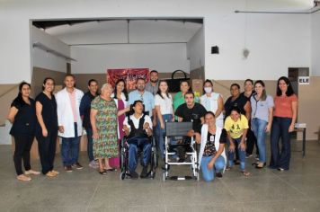 Cadeiras de rodas e banho são entregues aos pacientes florarriquenses