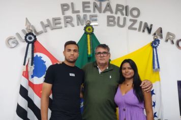 Jogador Vinicius Kauê do Athletico Paranaense visita sua família de Flora Rica e passa pela Câmara Municipal