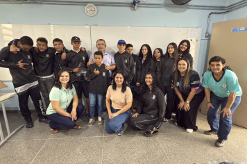 Entrega de agasalhos aos alunos da rede municipal de ensino