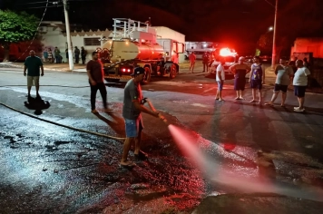   Defesa Civil atua com agilidade e ajuda a controlar incêndio em área de antigo posto de combustível
