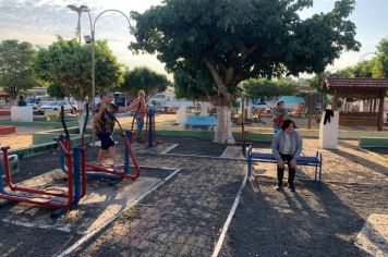 Diretoria de Esportes realiza exercícios físicos praticados ao ar livre em praça pública