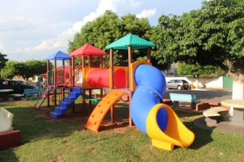 A Prefeitura de Flora Rica proporcionou para as crianças do município dois novos parquinhos