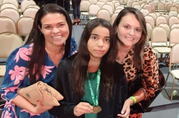 Ouro na OBMEP - Aluna florarriquense recebe a medalha em Santa Catarina