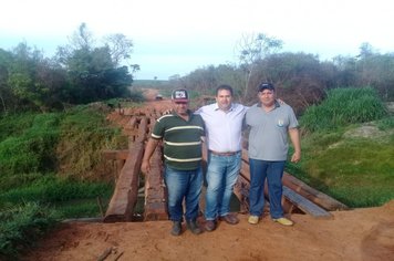 Prefeito acompanha trabalhos de reparação e manutenção de estradas rurais de Flora Rica