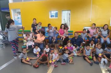 Prefeito Fábio visitou a Escola Olga A. L. Emboava para entregar novos brinquedos para as crianças