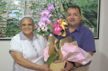 Prefeito homenageia Jandira por sua aposentadoria após anos de dedicação à alimentação escolar