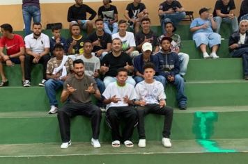Prefeito e secretário de Esportes levam equipe de Futsal florarriquense para assistir partida profissional da modalidade