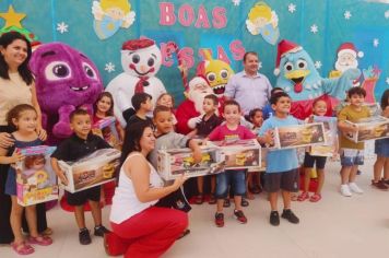 Papai Noel visita escolas municipais e entrega presentes a alunos