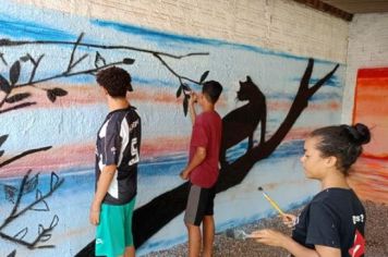 Curso de grafite do CRAS para adolescentes garante muita arte nos prédios públicos