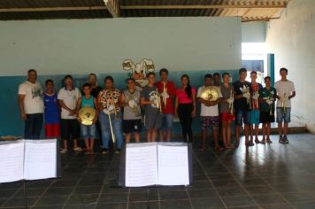 A Prefeita Rosicler, realiza a entrega de novos instrumentos musicais destinados à Banda Marcial de Flora Rica