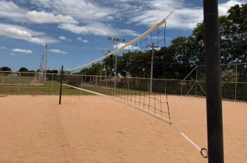 Secretaria de Esportes instala nova rede de vôlei na quadra de areia e amplia acesso durante as férias