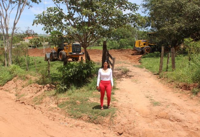 A Prefeitura de Flora Rica está trabalhando para melhorar as estradas rurais do bairro Bandeireantes