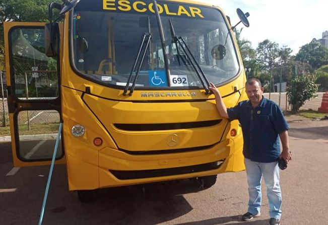 A cidade de Flora Rica foi contemplada com um novo ônibus escolar