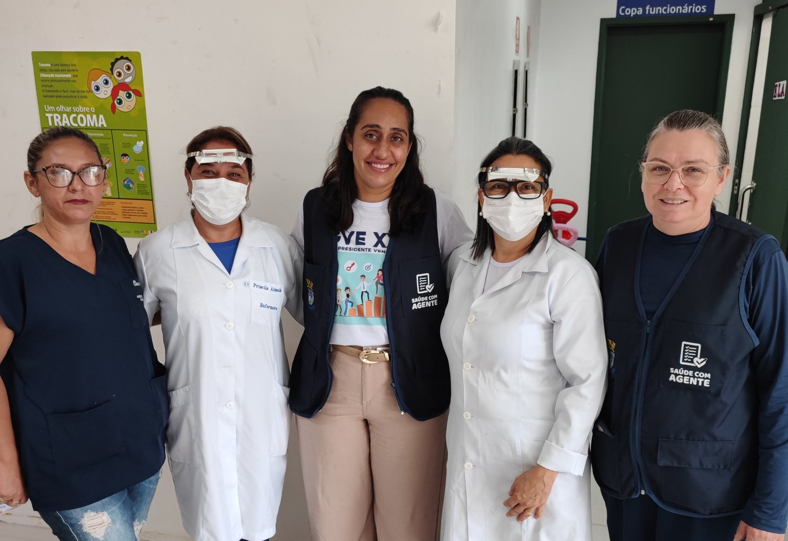 Especialistas realizam teste de tracoma em crianças das escolas de Flora Rica