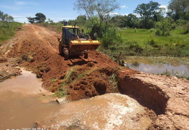 A Prefeitura de Flora Rica, em parceria com a Secretaria de Obras e a Defesa Civil Municipal, está realizando trabalhos de manutenção em pontos críticos das estradas