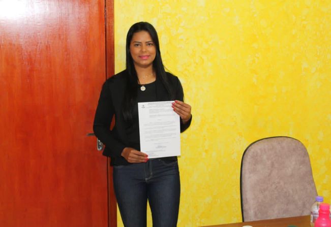 Prefeita Rosicler Camargo assina um decreto para execução do Hino Nacional e Hino da Bandeira antes das aulas na rede municipal de ensino!