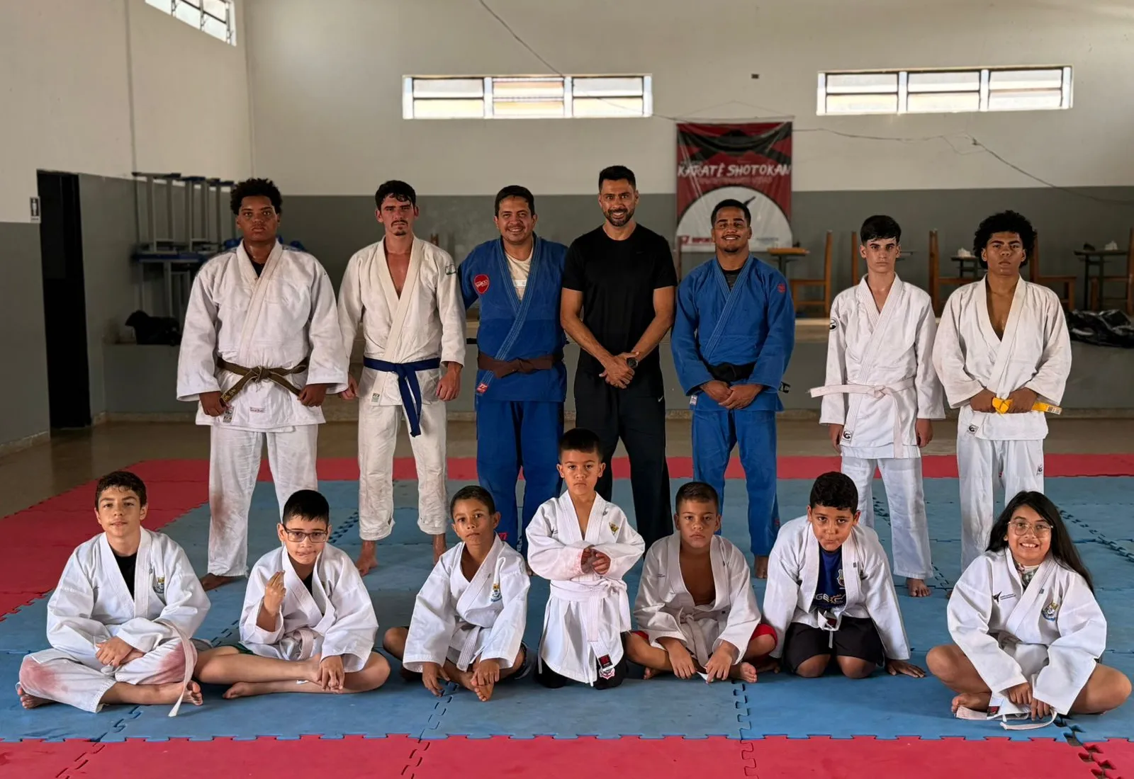 Atleta de destaque nacional inspira alunos do Projeto de Judô de Flora Rica