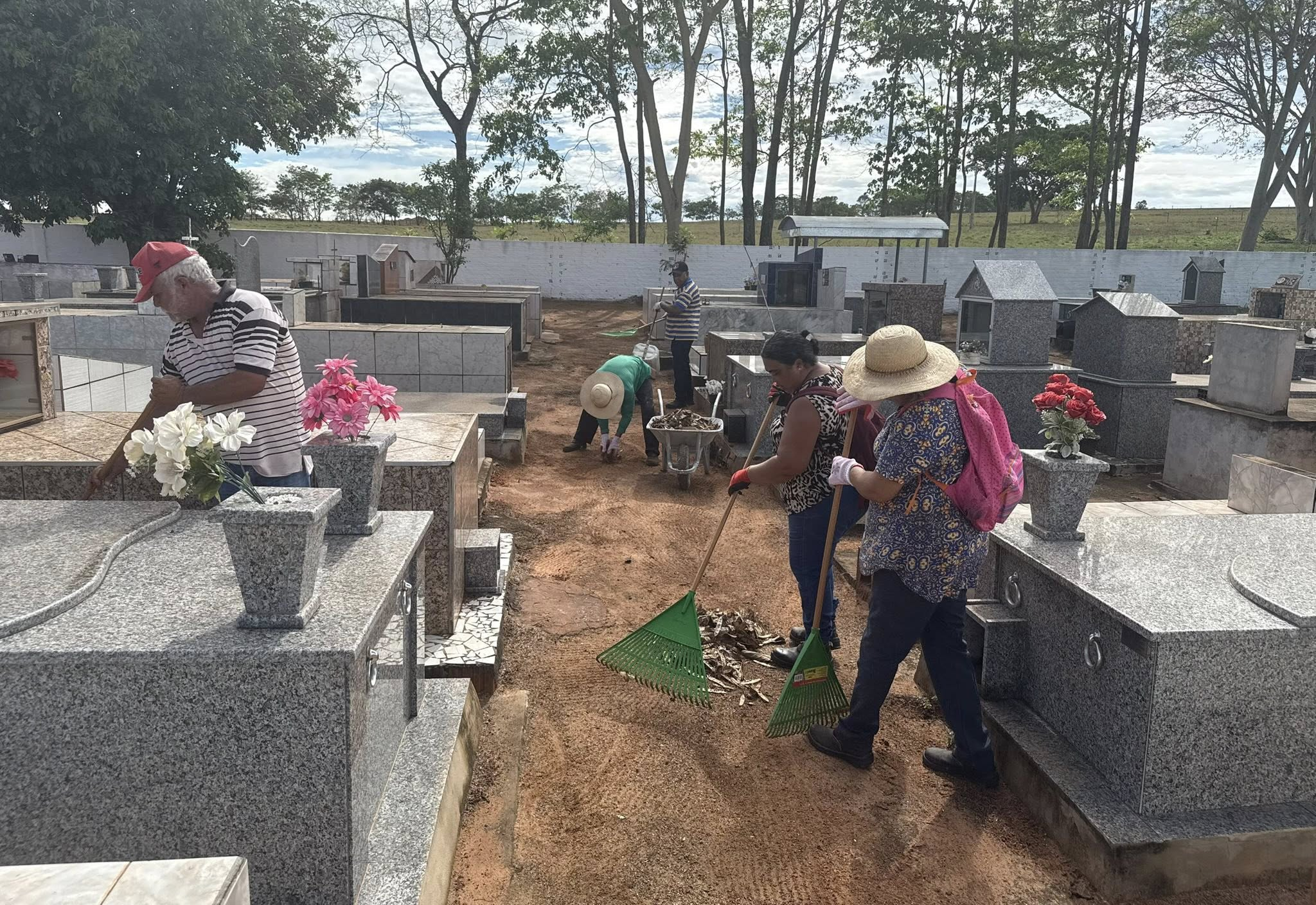 Prefeitura realiza mutirão de limpeza e manutenção no cemitério para o Dia de Finados