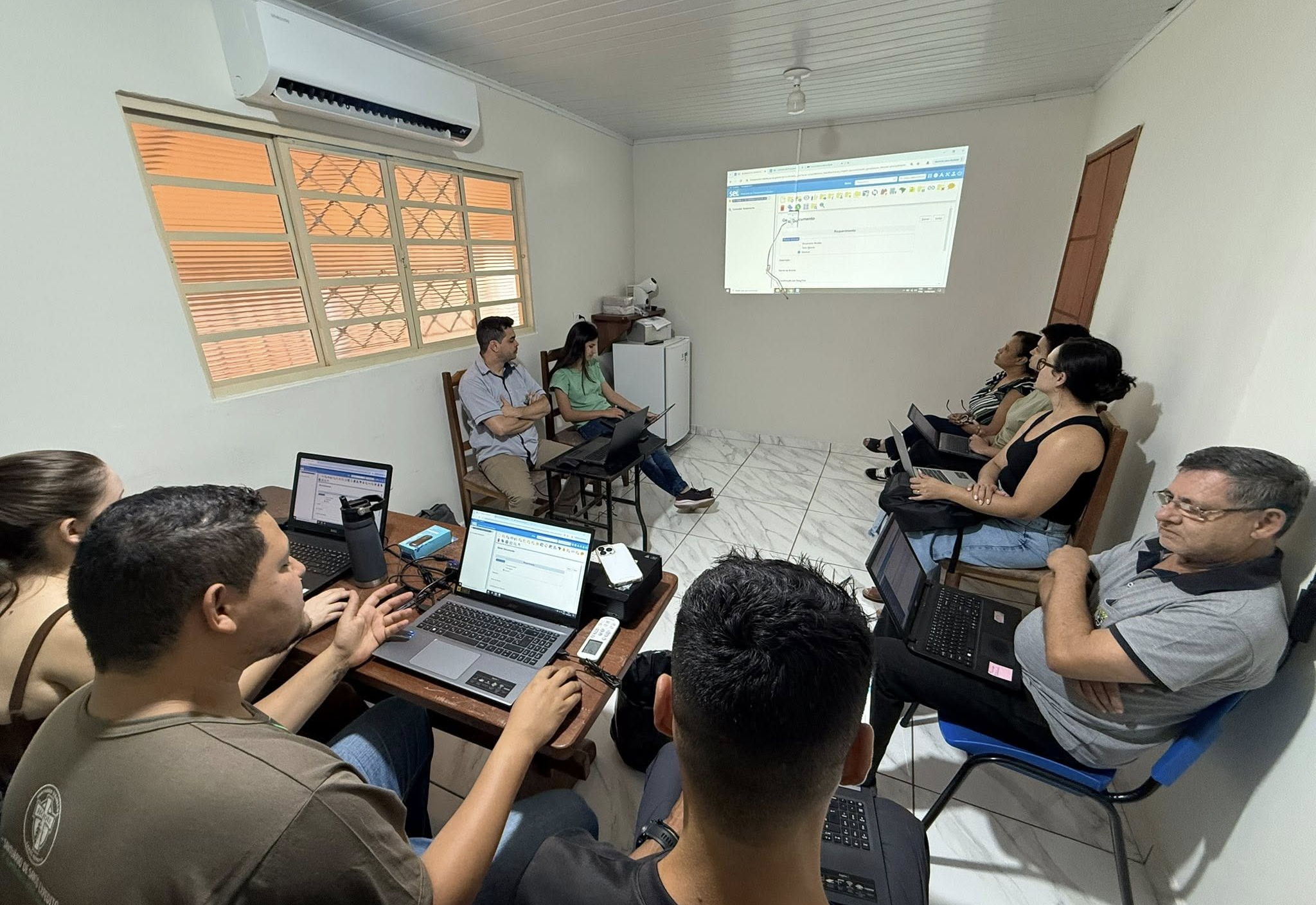 Capacitação sobre Sistema Eletrônico de Informações (SEI) é realizada com secretários e servidores.