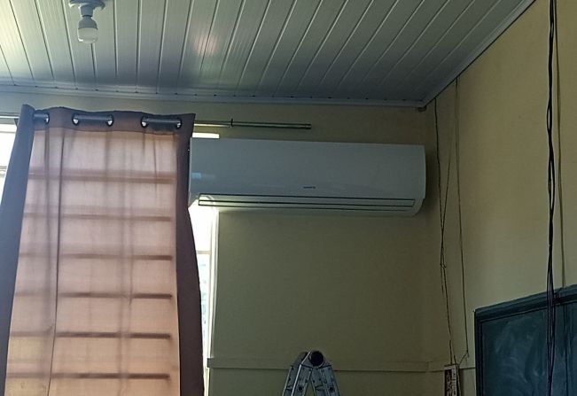 Secretaria de Obras em parceria com a Secretaria de Educação iniciaram a Instalação dos aparelhos de ar condicionado na Escola e na Creche Municipal