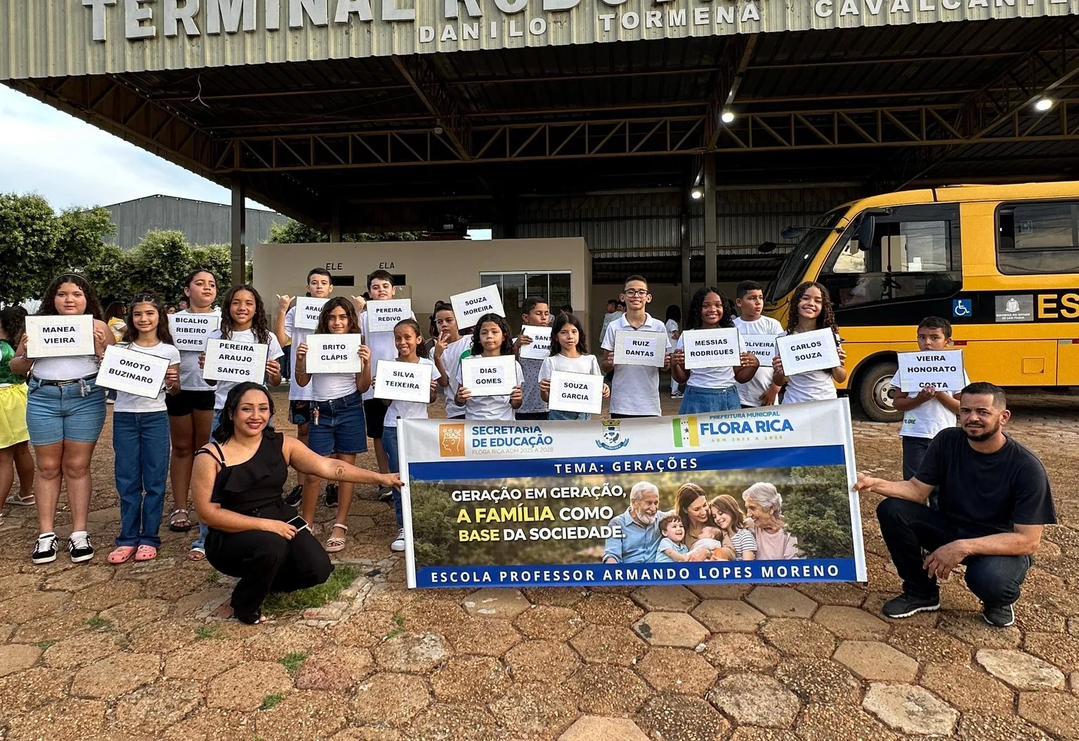 Desfile cívico reúne alunos e emociona população