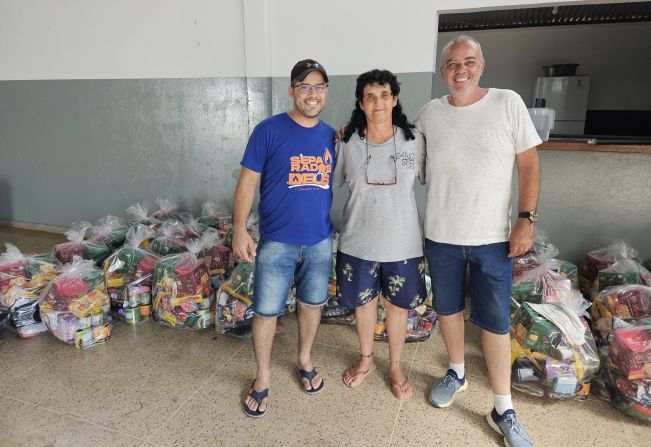 Prefeitura entrega cestas natalinas aos servidores municipais