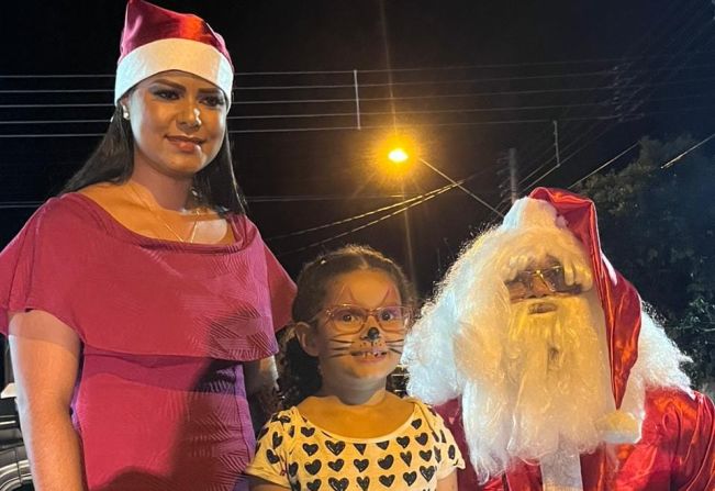 Aconteceu nesta sexta-feira (23), a tradicional Chegada do Papai Noel na praça da matriz em Flora Rica