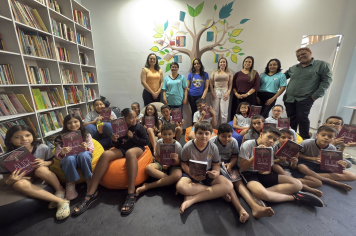 Escola Municipal recebe doação de livros do SESI