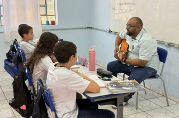 Psicólogo promove ação musical nas salas de aula para acolher alunos no retorno às aulas 