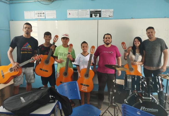 Início das aulas de violão e bateria