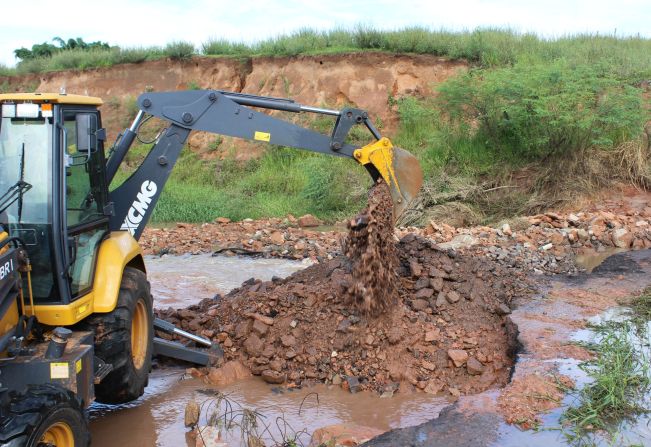 Equipe da secretaria de obras e habitações realiza reparos na ponte da Emboava após fortes chuvas 