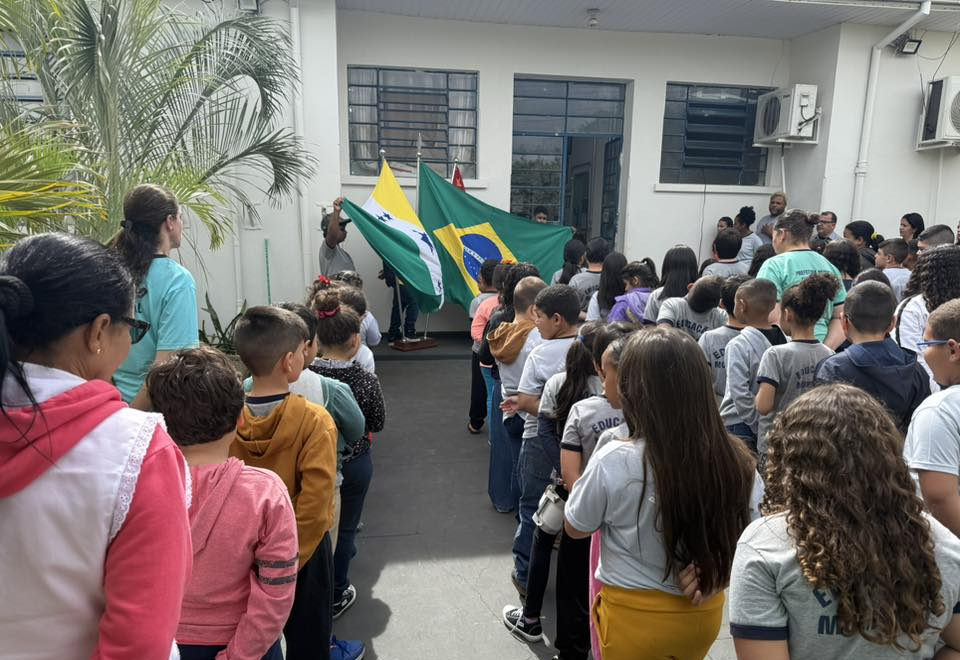 Culto à Bandeira é retomado na Escola Armando Lopes Moreno