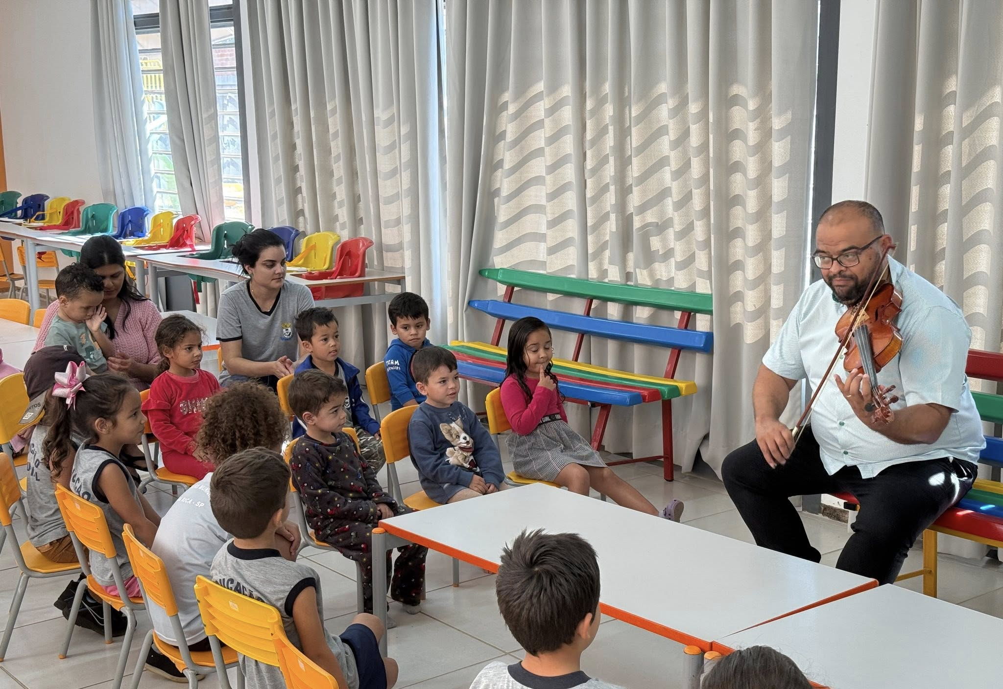 Psicólogo promove momento musical com violino na Escola Olga A. L. Emboava
