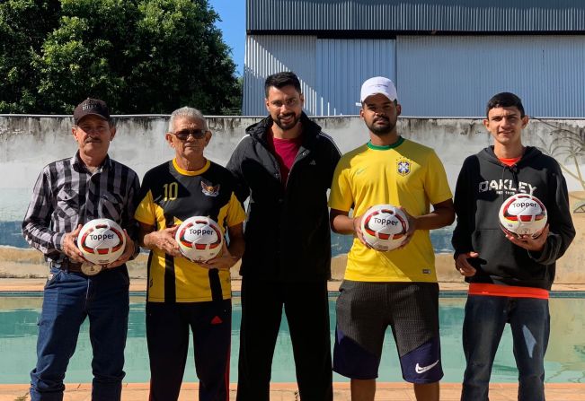 Representantes das equipes do futebol florarriquense recebem bolas profissionais