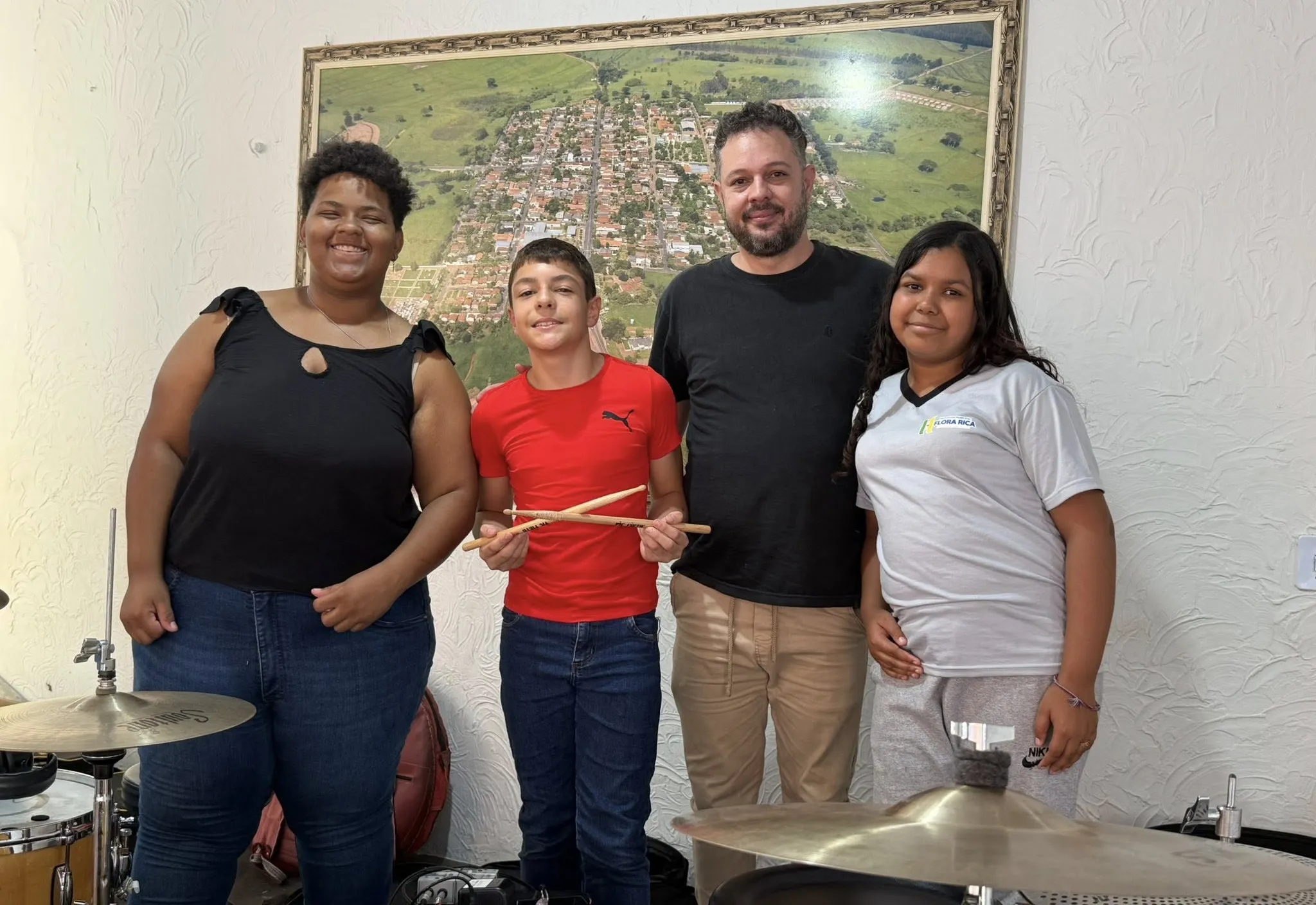 Alunos das aulas de bateria e violão se apresentam na Escola Municipal