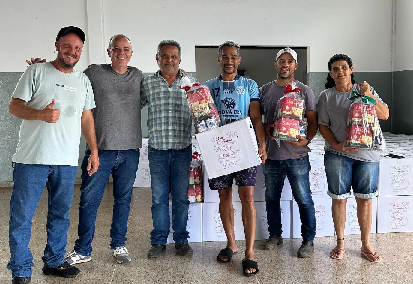 Prefeitura realiza entrega de cestas natalinas aos servidores municipais