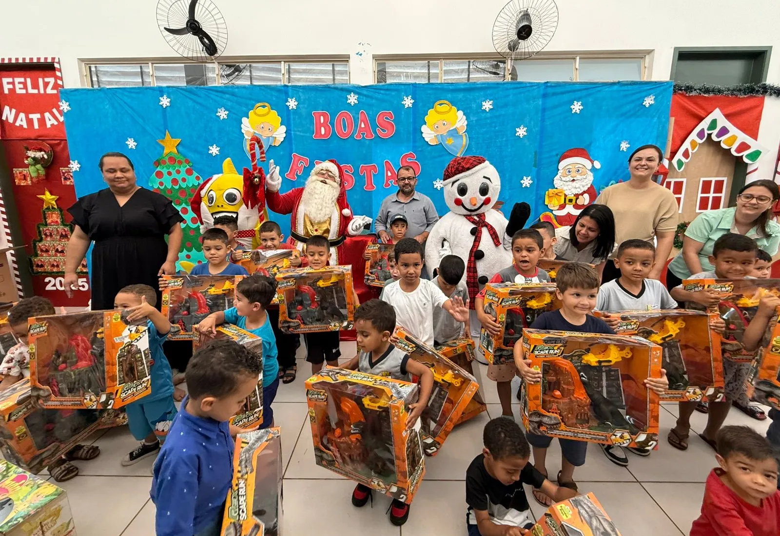 Chegada do Papai Noel: mais de 200 brinquedos são entregues aos alunos 