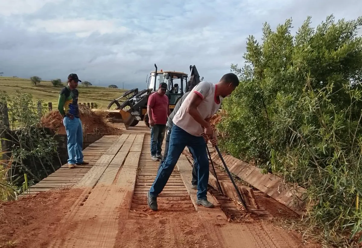 Trabalhos começam e ponte da Fazenda Velha segue interditada para melhorias
