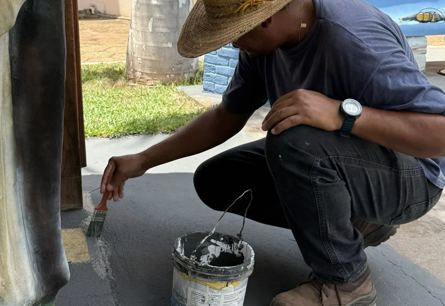 Setor de Obras realiza pintura do presépio da Praça Matriz